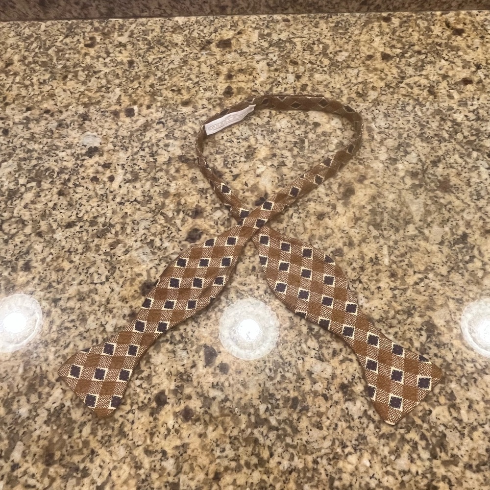 Carrot & Gibbs 80’s Tan Ivory Geometric Handmade Silk Bow Tie Boulder Co